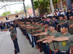Los nuevos policías son acompañados por maestros de la CETEG. NTX /