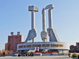 MONUMENTO. Los norcoreanos son trabajadores devotos, con ganas de que su país funcione. ESPECIAL /