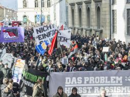 Bajo el lema ''Contra el terror nazi y el racismo estatal y cotidiano'', acuden a la protesta cerca de cinco mil 500 personas. EFE /