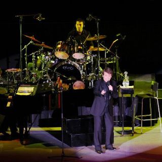 Raphael lleva a sus fans por un viaje nostálgico