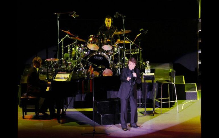 Quisieran muchos alcanzar la edad que Raphael tiene, con el nivel de reconocimiento que ha ganado a pulso. EFE /