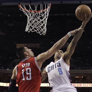 Ayón participa en derrota de los Bucks