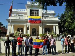 Estudiantes venezolanos en Cuba hacen fila para votar en la sede del Consulado de su país en La Habana. EFE /