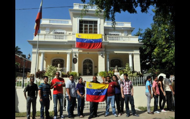 Estudiantes venezolanos en Cuba hacen fila para votar en la sede del Consulado de su país en La Habana. EFE /
