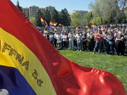 Muchos españoles alzan la voz a favor de la República. EFE /