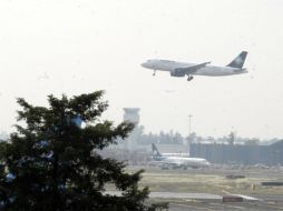 La niña de cuatro años llegó en un vuelo procedente de El Salvador al Aeropuerto Internacional de la Ciudad de México. ARCHIVO /