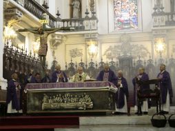 Durante la homilía, el sacerdote instó a los feligreses a ser católicos entregados a los preceptos de la iglesia. ARCHIVO /