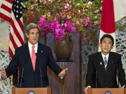 El secretario de Estado, John Kerry(i) durante la conferencia de prensa junto a su homólogo japonés Fumio Kishida. AP /
