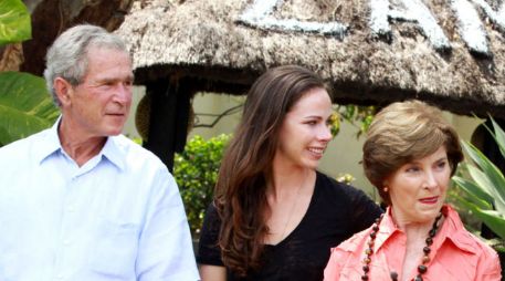 En la imagen, George y Laura Bush con su hija Jenna. ARCHIVO /