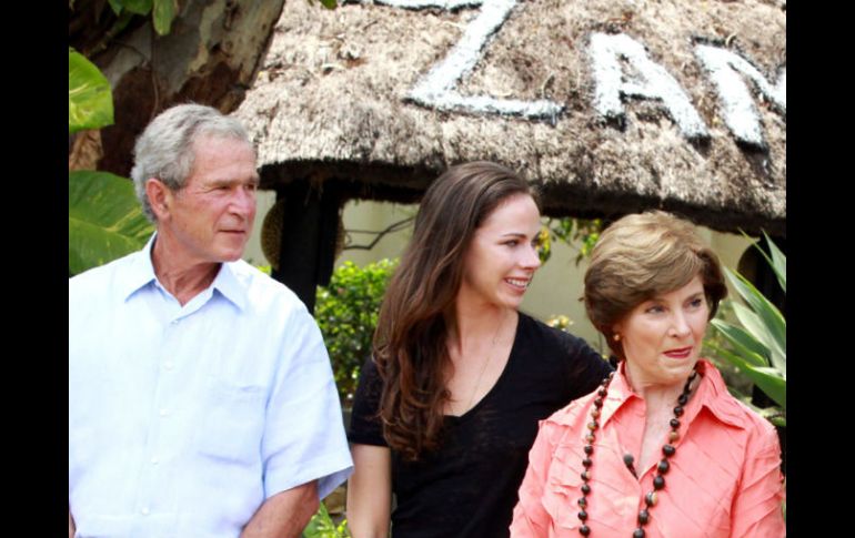 En la imagen, George y Laura Bush con su hija Jenna. ARCHIVO /