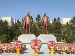 Kim Jong-un visita el palacio donde descansan los cuerpos embalsamados de su abuelo y de su padre Kim Jong-il. EFE /