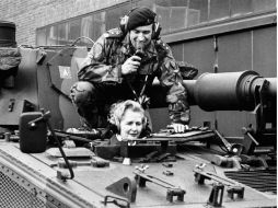 Esta foto del 23 de enero 1976 muestra a Margaret Thatcher, entonces presidenta del Partido Conservador británico, en un tanque. AFP /