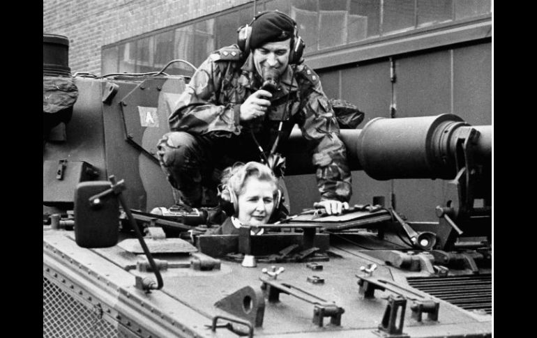 Esta foto del 23 de enero 1976 muestra a Margaret Thatcher, entonces presidenta del Partido Conservador británico, en un tanque. AFP /