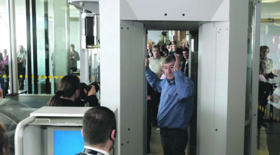 Comodidad. La cámara puede identificar personas que esconden armas o drogas sin someterlos a registros. ESPECIAL /