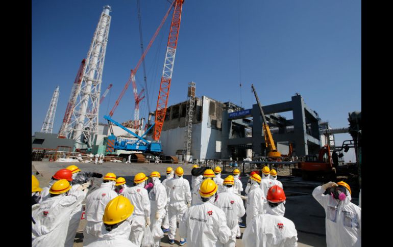 Periodistas llegan a Fukushima para una visita guiada, con el fin de exponerles la situación actual de la planta. AP /