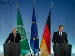 El Secretario General de la Liga Árabe,  Nabil El-Araby (i) y el ministro de Exteriores alemán Guido Westerwelle (d) en Berlín. AFP /