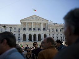 Manifestantes se reúnen fuera del parlamento portugués al final de una protesta en Lisboa el sábado 13 de abril del 2013. ARCHIVO /