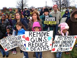 Alrededor de 75 adultos y niños asistieron a un mitin del control de armas en parque Dr. Martin Luther King Jr.  en Indianápolis. ARCHIVO /