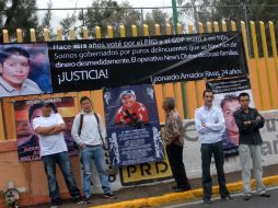 Familiares y amigos se dieron cita a las afueras del News divine, para recordar a sus seres queridos ARCHIVO /