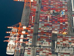 Vista aérea de la terminal internacional de contenedores para exportaciones e importaciones en Tokio (Japón). ARCHIVO /