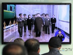 Norcoreanos ven en televisión a su líder, Kim Jong-Un. AP /