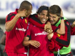 Giovani Dos Santos celebrando con sus compañeros el gol anotado favoreciendo a su escuadra. EFE /