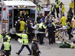 Dos fuertes explosiones ocurridas en el último tramo de la ruta del maratón de Boston han dejado varias personas heridas. AP /