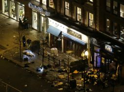 Los investigadores trabajan con linternas en uno de los lugares de las explosiones en Boylston Street. AP /