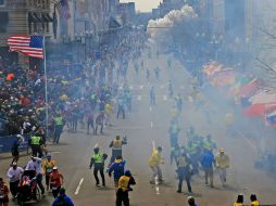 Las explosiones dejan al menos 130 heridos en una aterradora escena de vidrios rotos y nubes de humo. AP /