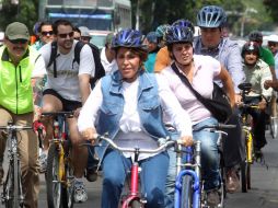 Celia Fausto Lizaola (c), salió en bicicleta pero no concretó el trayecto, y se subió a un auto que la llevó al parque.  /