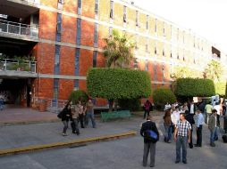 Los estudiantes atribuyen la falta de pago al cambio de administración. ARCHIVO /