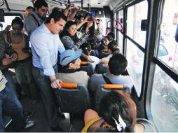 RUTA 275-F. Los usuarios aprovecharon para hablar con el gobernador, sobre los problemas de sus colonias. EL INFORMADOR /