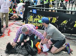 TRAGEDIA. El corazón de Boston, que celebraba el Día del Patriota, fue golpeado por explosiones en la meta del centenario maratón. AP /