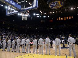 En el juego de los Spurs de San Antonio, se guardó un minuto de silencio por las víctimas. EFE /