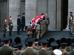 Soldados británicos cargan un ataúd como parte del ensayo del funeral de Margaret Thatcher. AFP /