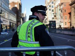 Un policía resguarda la zona de la explosión en Boston. AFP /