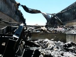 El incendio, tras cinco horas de trabajo de bomberos, ya fue controlado. ESPECIAL /