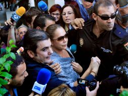 Isabel Pantoja, en medio de periodistas, a su llegada a la la corte en Marbella. AP /