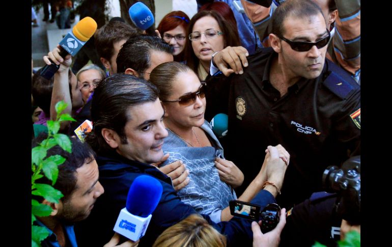 Isabel Pantoja, en medio de periodistas, a su llegada a la la corte en Marbella. AP /