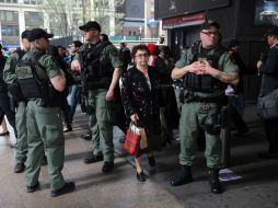 Unidad de operaciones especiales de la policía de Amtrak afuera de Penn Station en Nueva York. AFP /