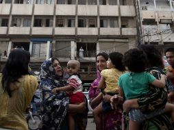 Los edificios de Karachi fueron evacuados ante el fuerte movimiento telúrico. AP /