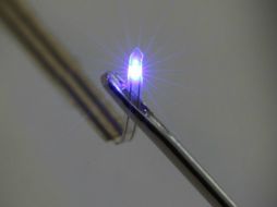 La cinta es lo suficientemente flexible y delgada como para entrar en el ojo de una aguja. ESPECIAL /