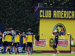 Los jugadores del América muestran buen ambiente previo al duelo ante Pumas. MEXSPORT /