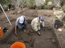 Arqueólogos trabajando en uno de los 109 vestigios localizados en Ensenada. EFE /