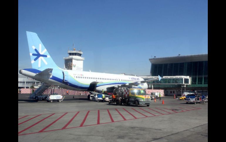 Grupo OMA opera y administra 13 aeropuertos en nueve estados de la región centro y norte del país. ARCHIVO /