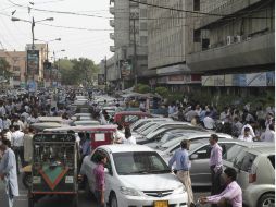 Ciudadanos paquistaníes salen a la calle luego de sentir el poderoso terremoto que sacudió a la región. EFE /