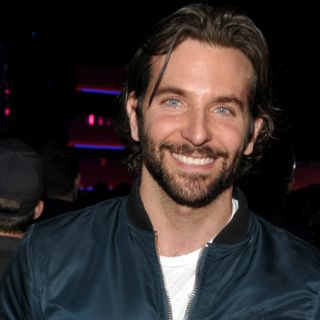 Bradley Cooper acepta que vive con su madre