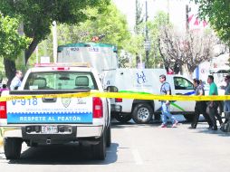 El chofer del camión quedó detenido y la FGE determinará si tuvo responsabilidad, pues la señora fue empujada por un auto particular. EL INFORMADOR /