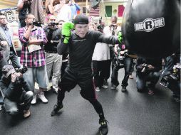 En forma. Saúl Álvarez realiza hoy un entrenamiento ligero en San Antonio, el cual es abierto al público. ESPECIAL /