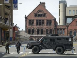 Miembros del escuadrón SWAT vigilan cerca de los lugares donde se produjeron las explosiones. EFE /